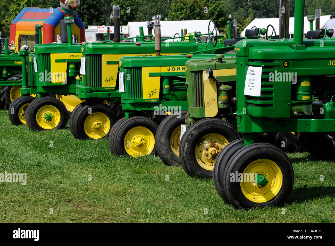 Modello del vecchio John Deer trattori agricoli sul display alla storica fattoria dimostrazione Michigan Foto Stock