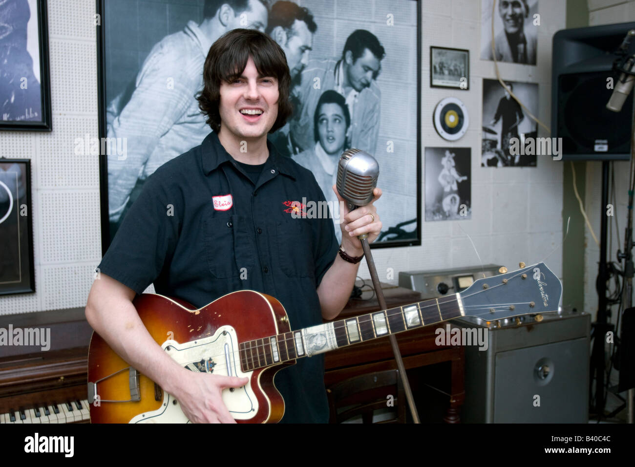 Giovane uomo dimostra semi chitarra acustica tecnica a Sun Studio Memphis, Tennessee, Stati Uniti d'America. Foto Stock