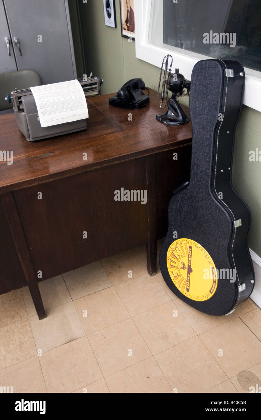 Front Office originale con una macchina da scrivere e telefono chitarra acustica caso Sun Studio di Memphis, Tennessee Foto Stock