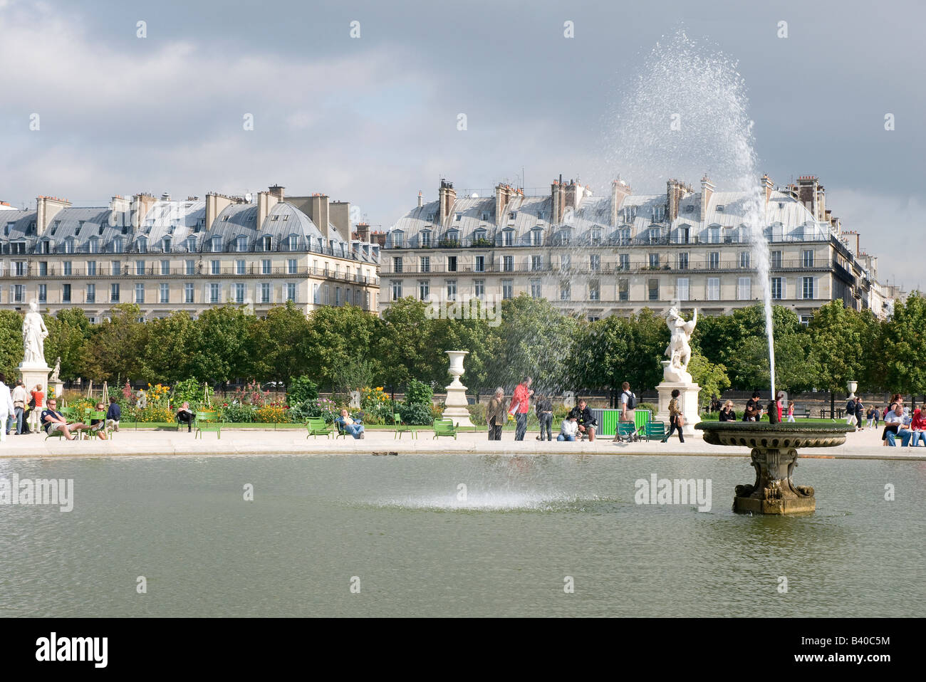 Gente che cammina parco di parigi immagini e fotografie stock ad alta