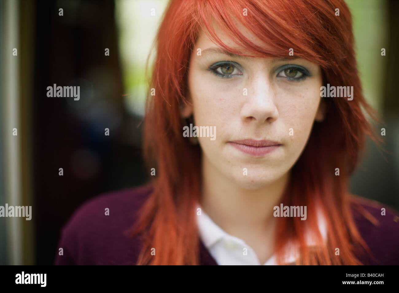 Colpo di Testa di una giovane donna con tinte capelli arancione. Foto Stock