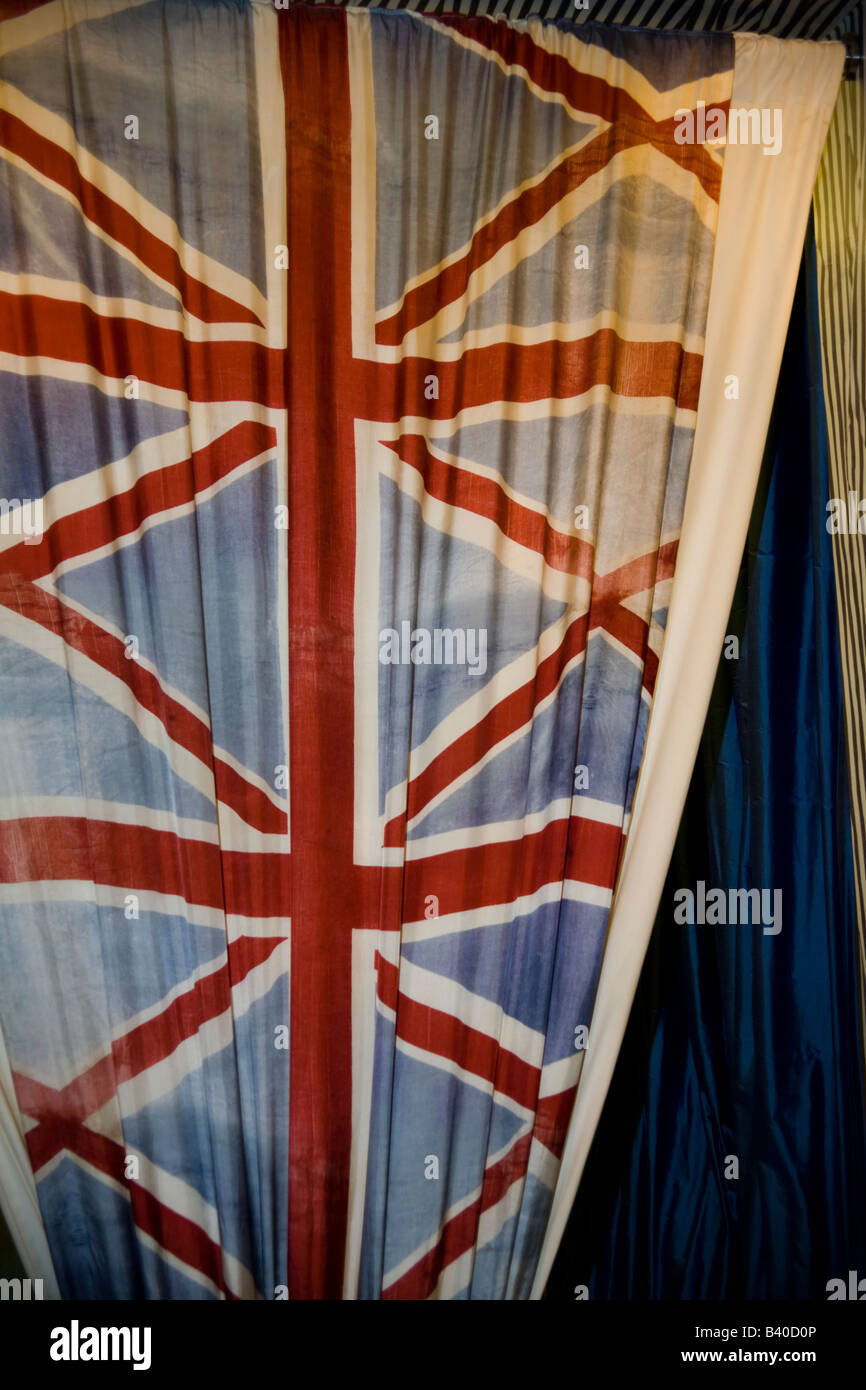 Le tende con motivi a bandiera Union Jack sono utilizzate come tende da spogliatoio nel Regno Unito. Foto Stock
