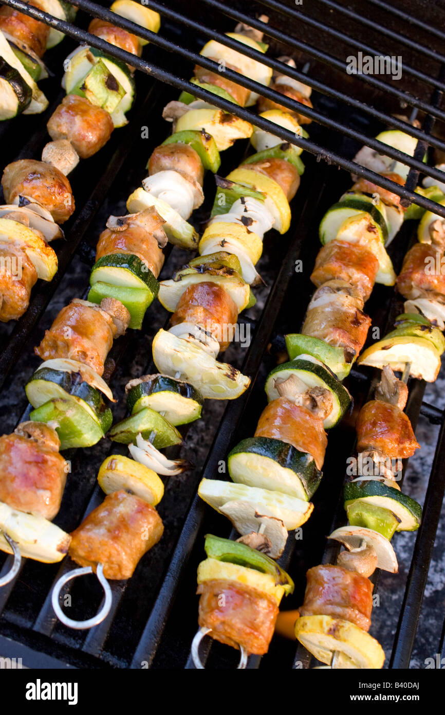 Salsiccia shish kebab su spiedini per la cottura alla griglia Foto Stock