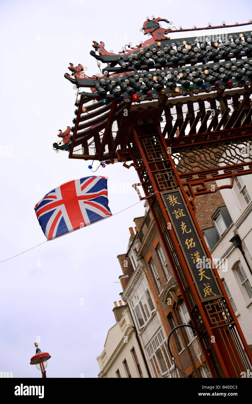 Bandiera Union Jack che sventola sopra il cancello tradizionale cinese all'ingresso di Chinatown, Londra, Inghilterra Foto Stock