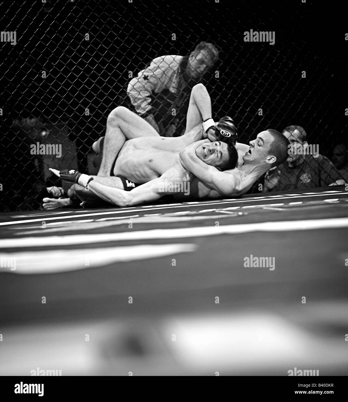 Gabbia fighter parzializza il suo avversario in una presentazione Foto Stock