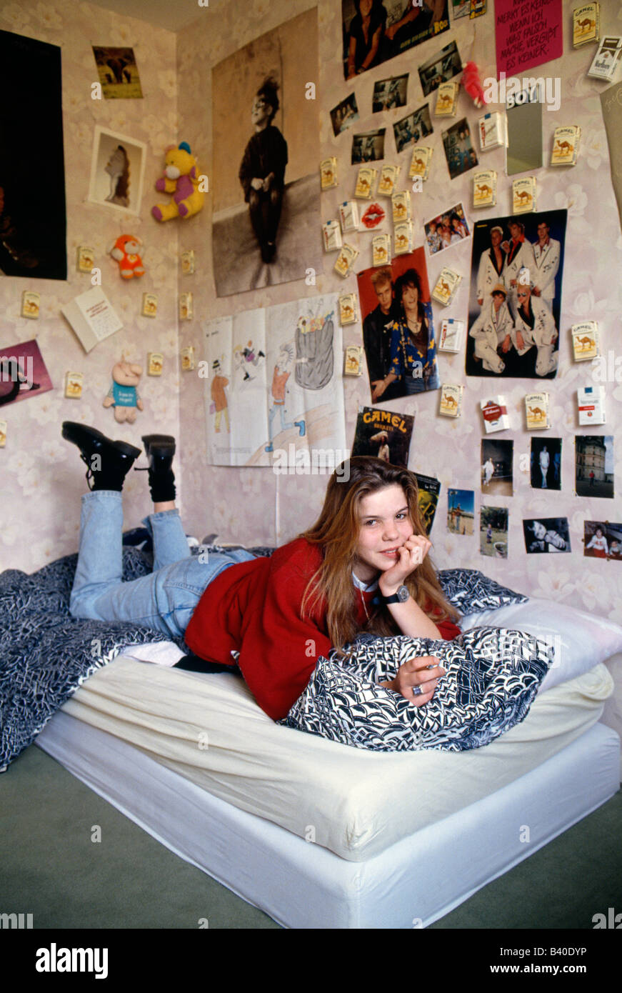Ragazza adolescente nella sua camera da letto, Francia Foto Stock