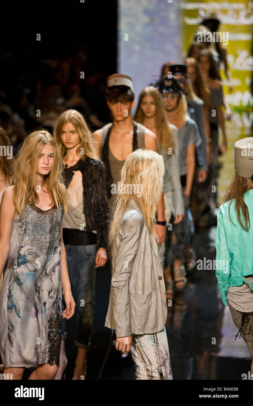 Diesel nero presenta etichetta oro Primavera & estate 2009 Mens e collezione donna / linea. Foto Stock