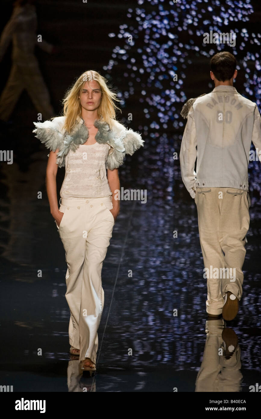 Diesel nero presenta etichetta oro Primavera & estate 2009 Mens e collezione donna / linea. Foto Stock