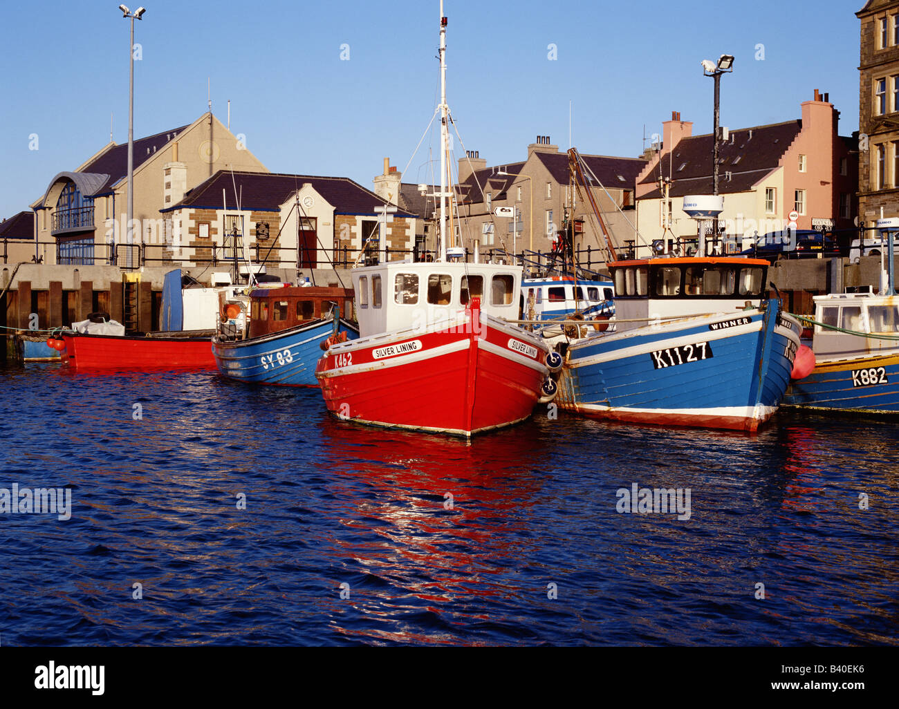 dh barche da pesca Porto KIRKWALL ORKNEY Scottish Waterfront banchina di pescatori ormeggiate isole di barche rosse Foto Stock