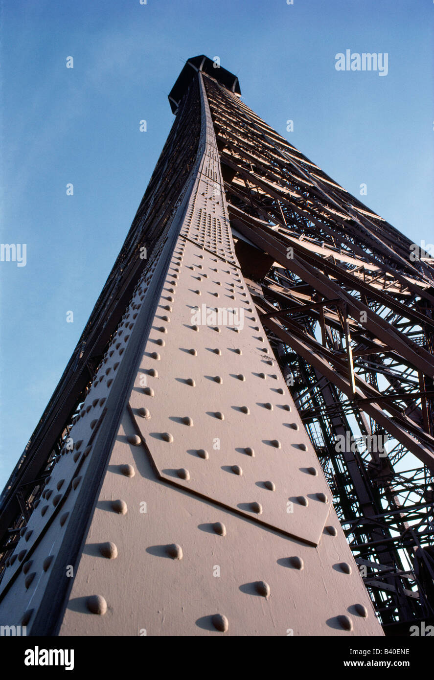 Vista astratta della sezione superiore della torre Eiffel, Parigi, Francia Foto Stock