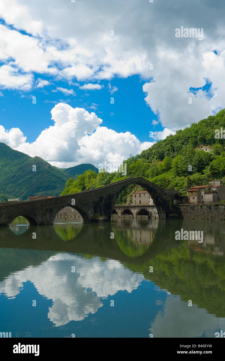 Ponte della Maddalena (del Diavolo) sul fiume Serchio nei pressi di Borgo a Mozzano Toscana, Italia Foto Stock