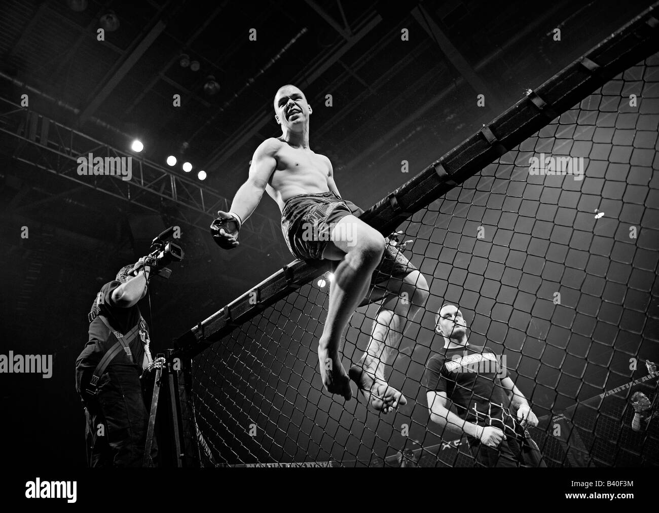 Gabbia fighter celabrates la sua vittoria in gabbia Foto Stock