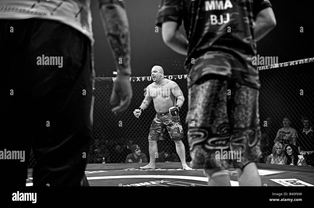 Gabbia Fighter in azione durante una gabbia guerre concorso a Brahead arena di Glasgow combattenti MMA Mixed Martial Arts fighters Foto Stock