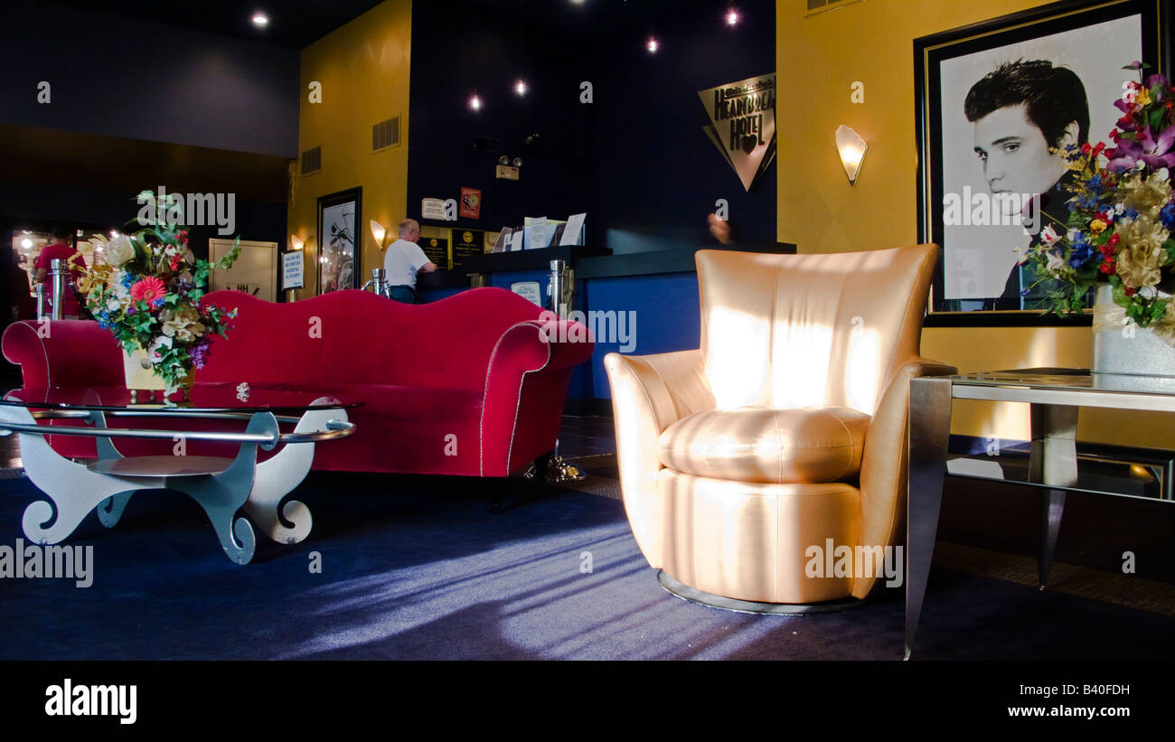Stile anni cinquanta mobili e ritratto di Elvis in reception foyer Heartbreak Hotel Memphis, Stati Uniti d'America Foto Stock