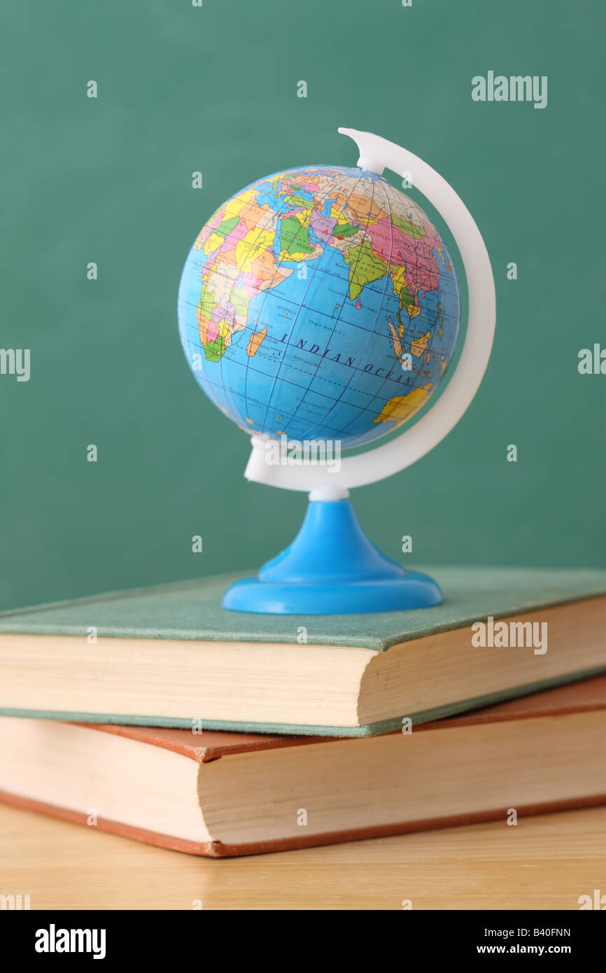 Istruzione scolastica ancora vita con globo sulla pila di libri Foto Stock