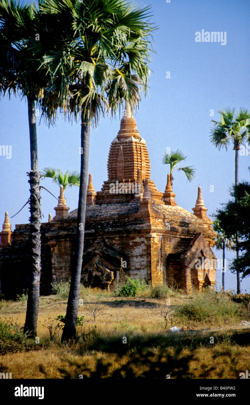 Una delle oltre 2000 rovinato pagode presso le rovine archeologiche di Bagan Birmania Myanmar Foto Stock