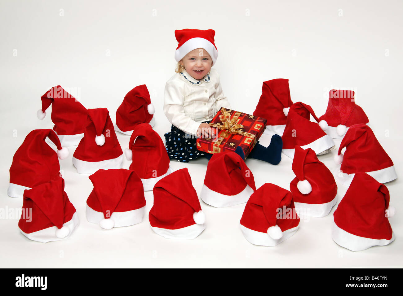 Bambino con regali di Natale Foto Stock