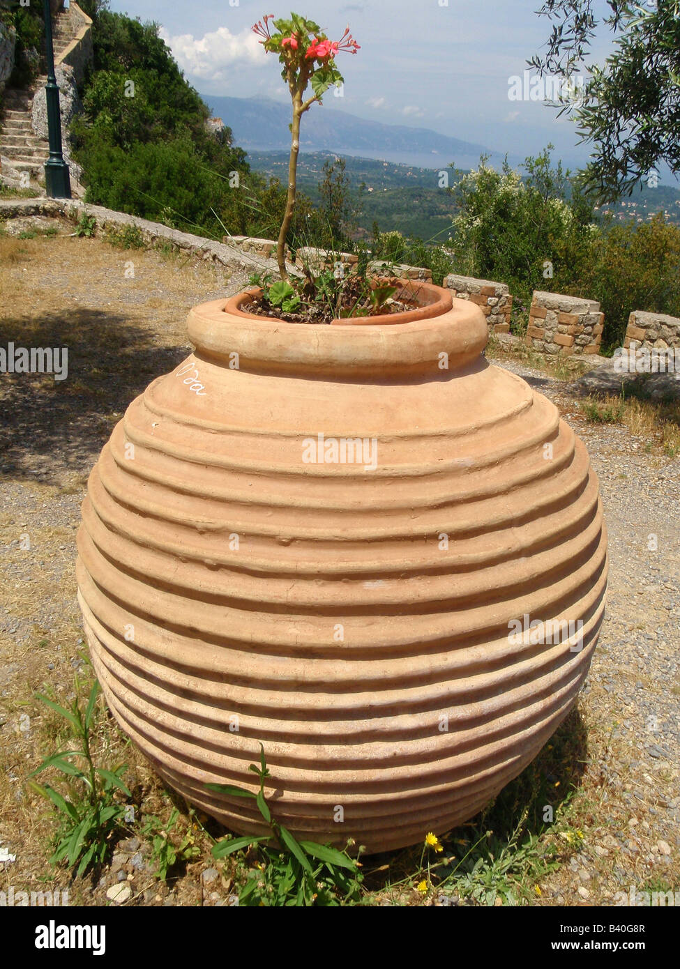 Greco grande vaso in terracotta. Pelekas, isola di Corfù, Grecia