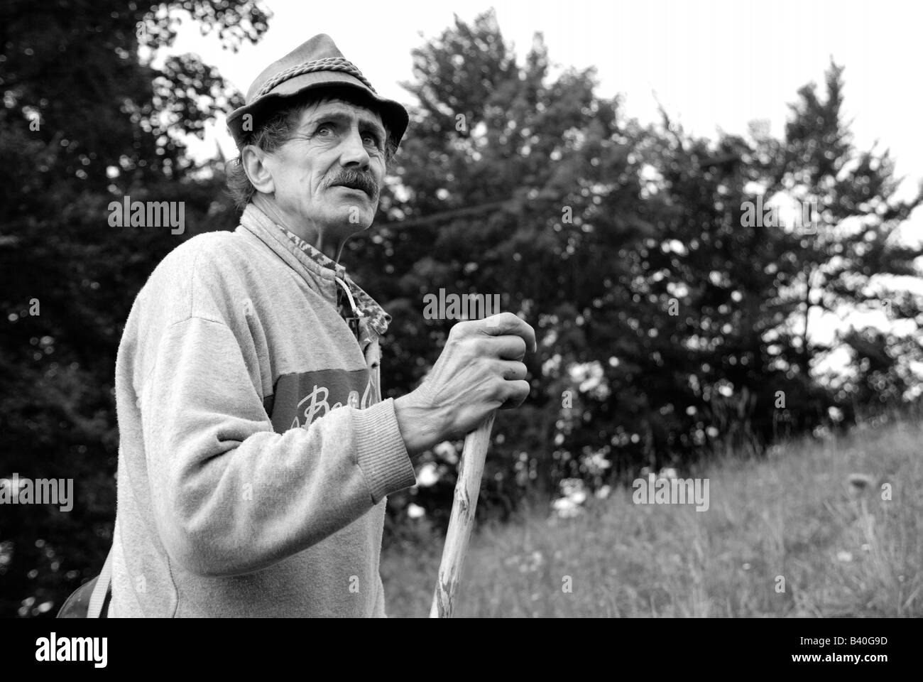 Ritratto di coppia di pastore uomo con erba e alberi in background grande Fatra montagne della Slovacchia estate 2008 Foto Stock