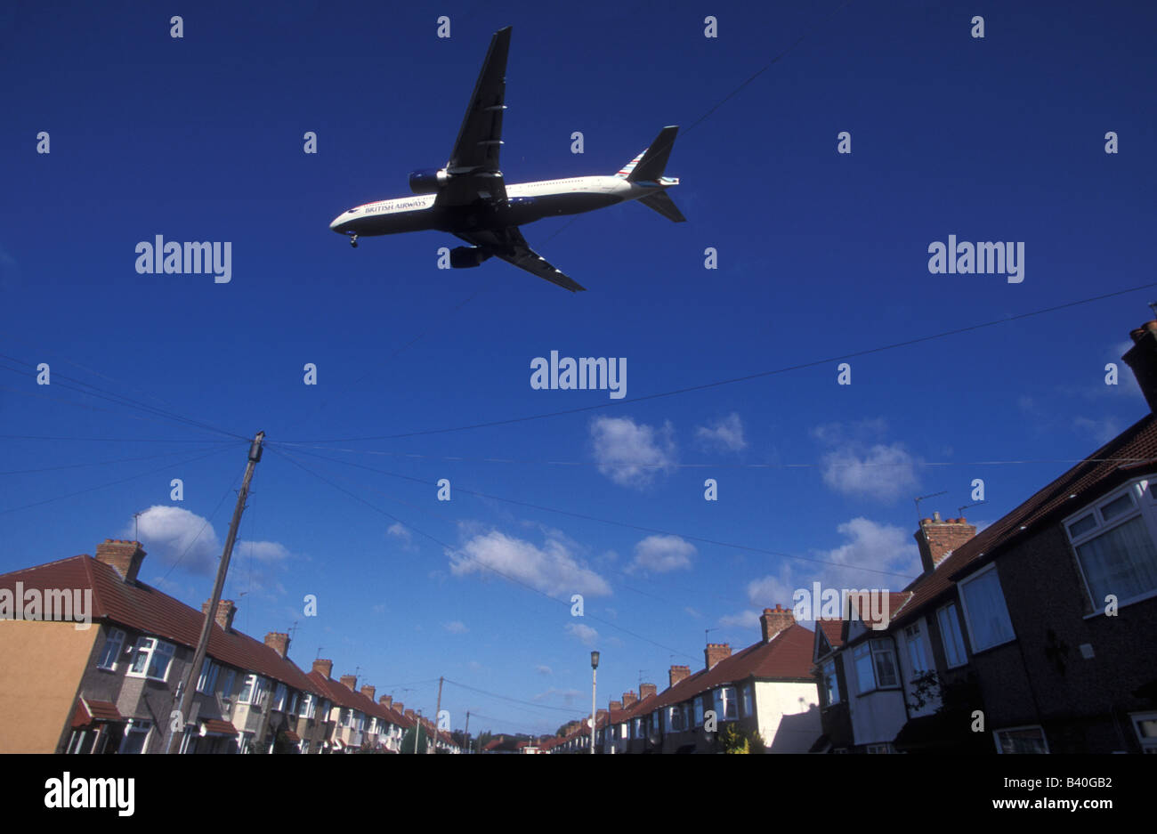 Un aereo vola su Cranford, accanto all'aeroporto di Heathrow Regno Unito Foto Stock
