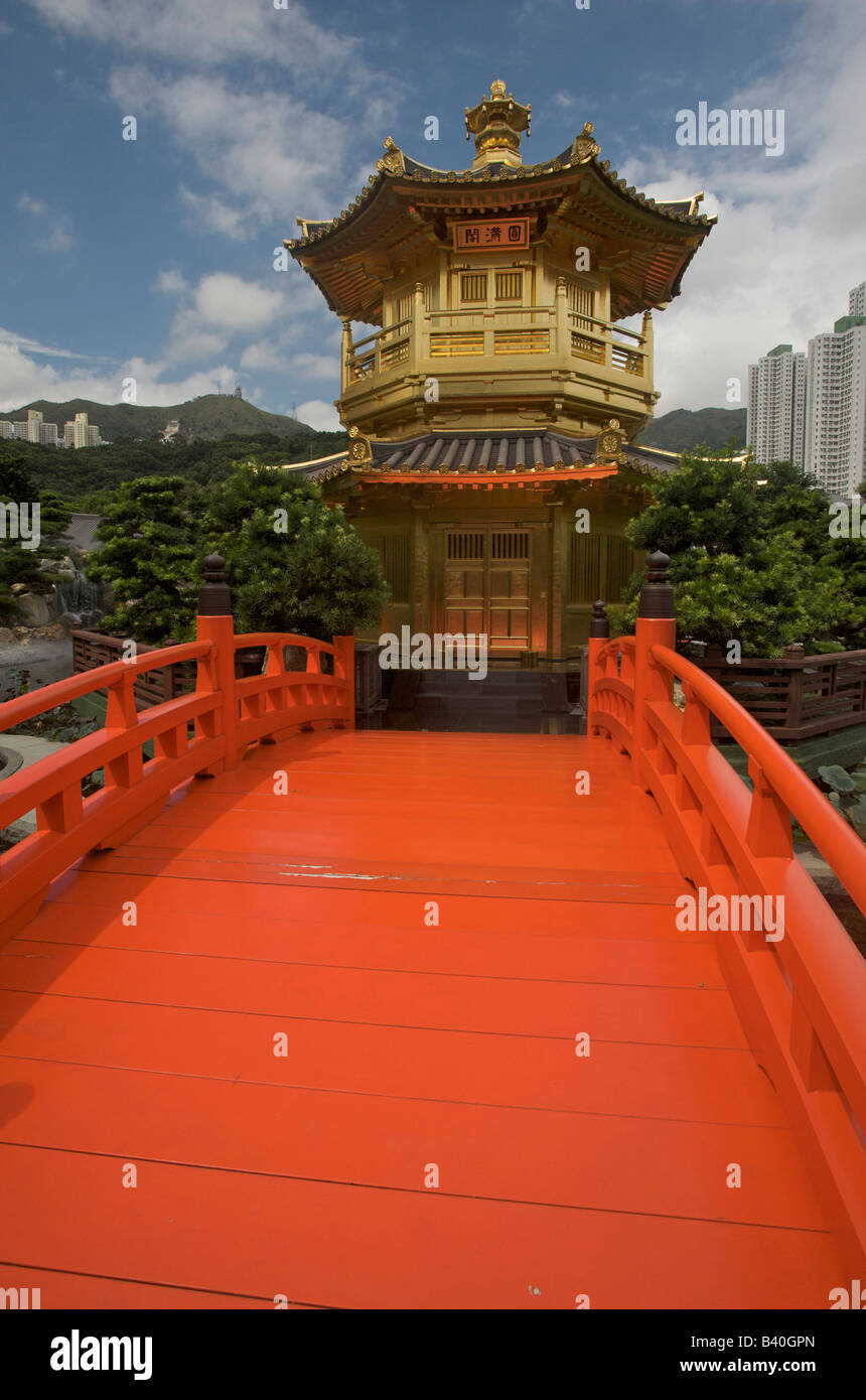 Ponte che conduce alla pagoda dorata del padiglione della perfezione assoluta Giardino Nan Lian Foto Stock