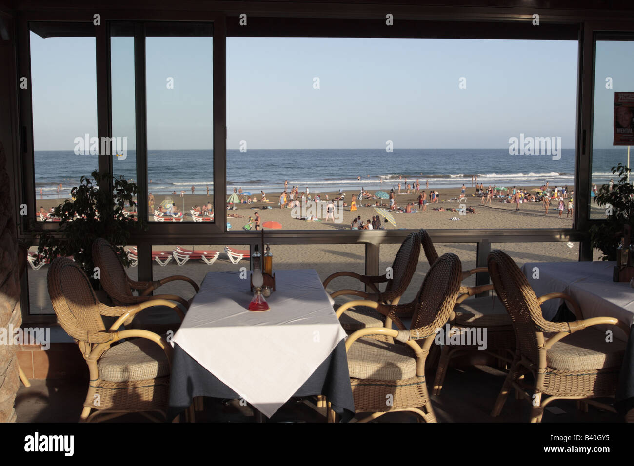 Ristorante con vista sulla spiaggia di Playa del Ingles Gran Canaria Isole Canarie Spagna Foto Stock