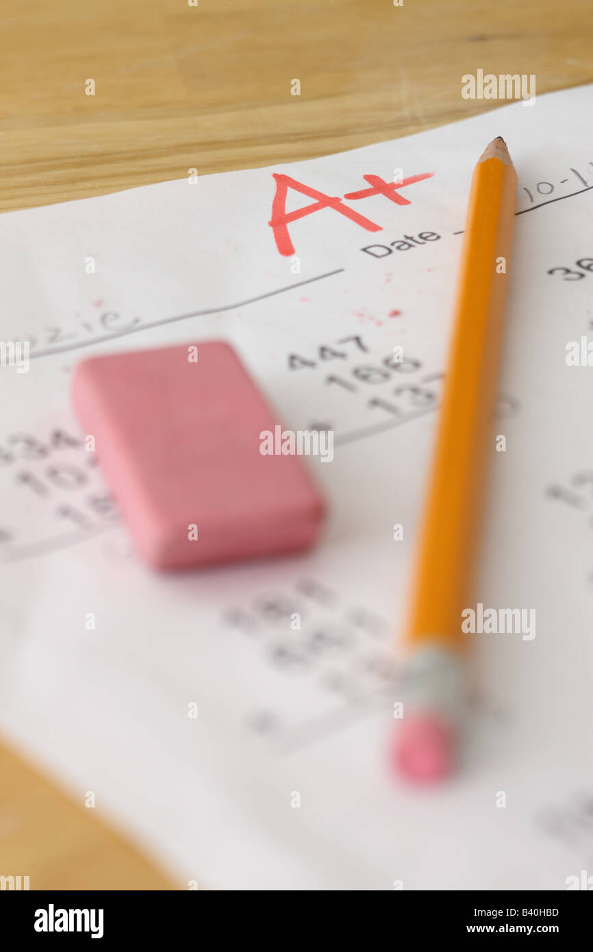 Istruzione scolastica ancora in vita con matita e gomma sulla prova di matematica con un grado Foto Stock