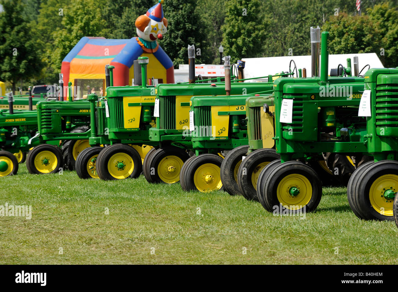 Modello del vecchio John Deer trattori agricoli sul display alla storica fattoria dimostrazione Michigan Foto Stock