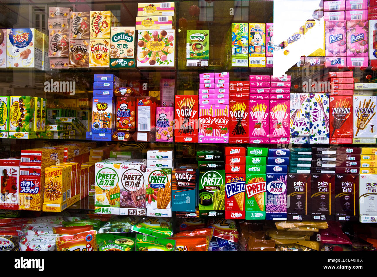 Vetrina di angolo cinese shop su Gerrard Street Chinatown West End W1 London Regno Unito Foto Stock