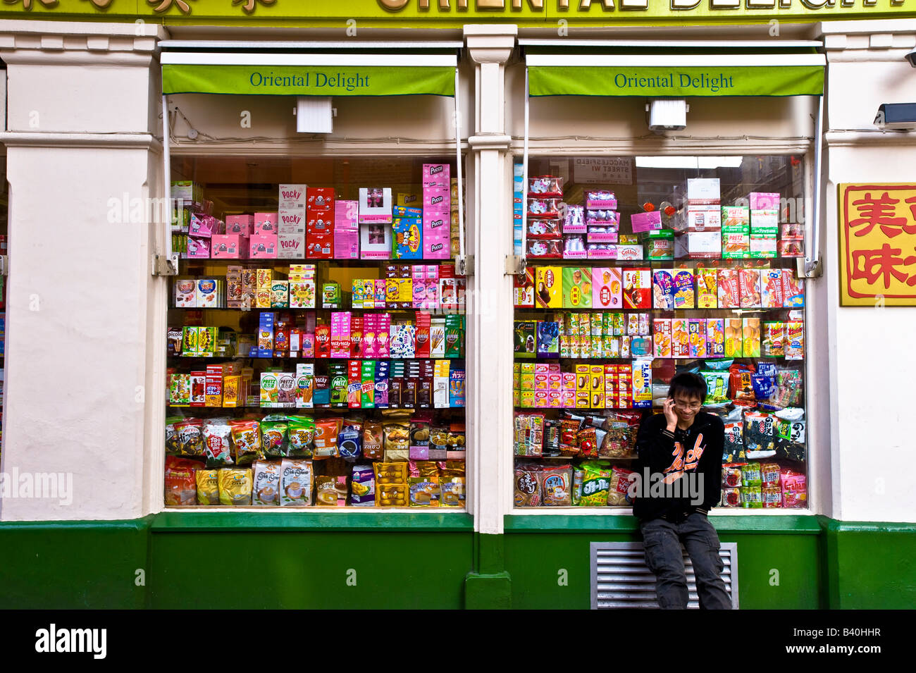 Vetrina di angolo cinese shop su Gerrard Street Chinatown West End W1 London Regno Unito Foto Stock