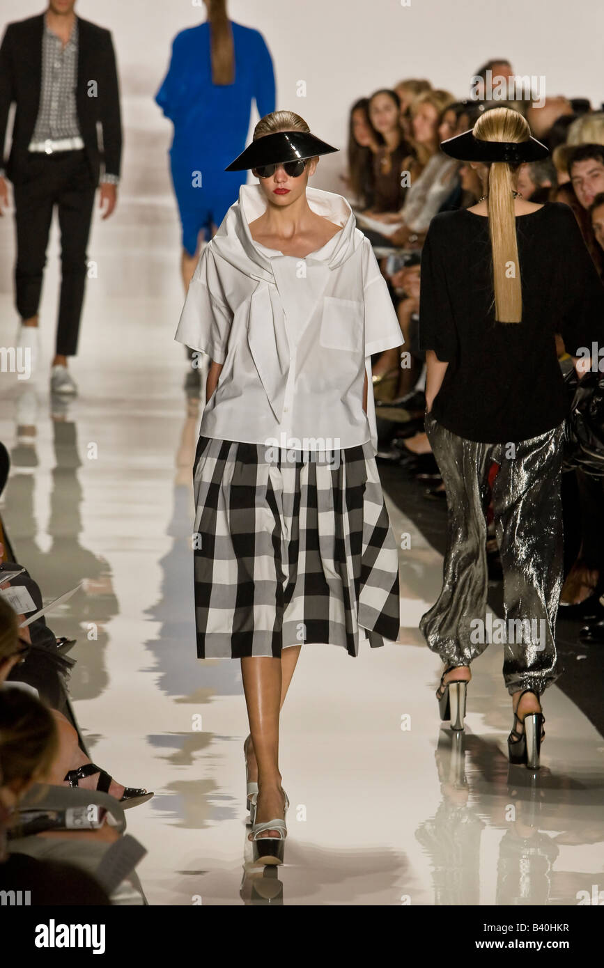 Michael Kors presenta Primavera & estate 2009 Donne e uomini pronti a indossare la raccolta. Foto Stock