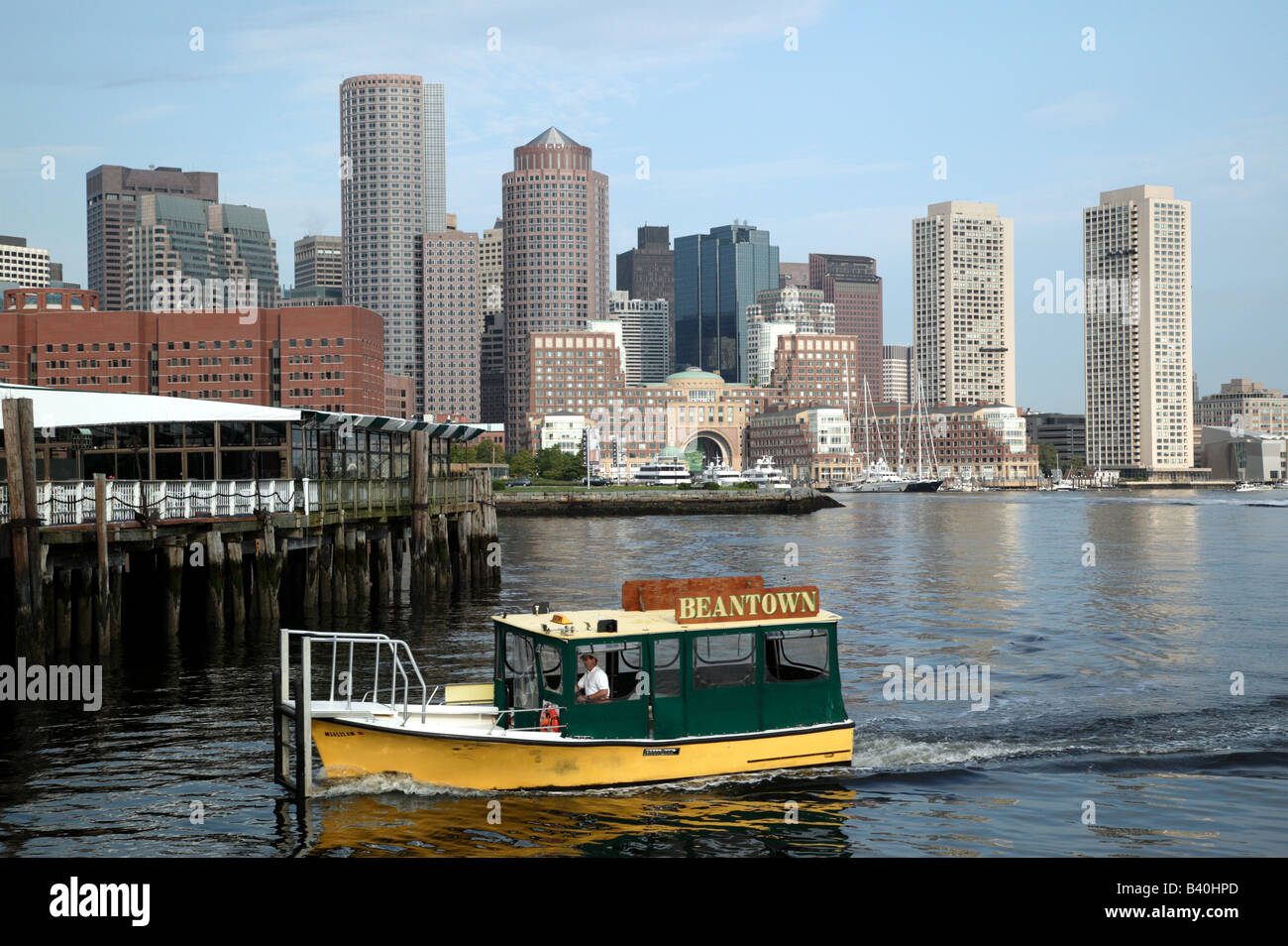 Colpo di Boston Terrier del porto interno e lo skyline del paese dal Commonwealth Pier accanto al World Trade Center di Boston, Massachusetts Foto Stock