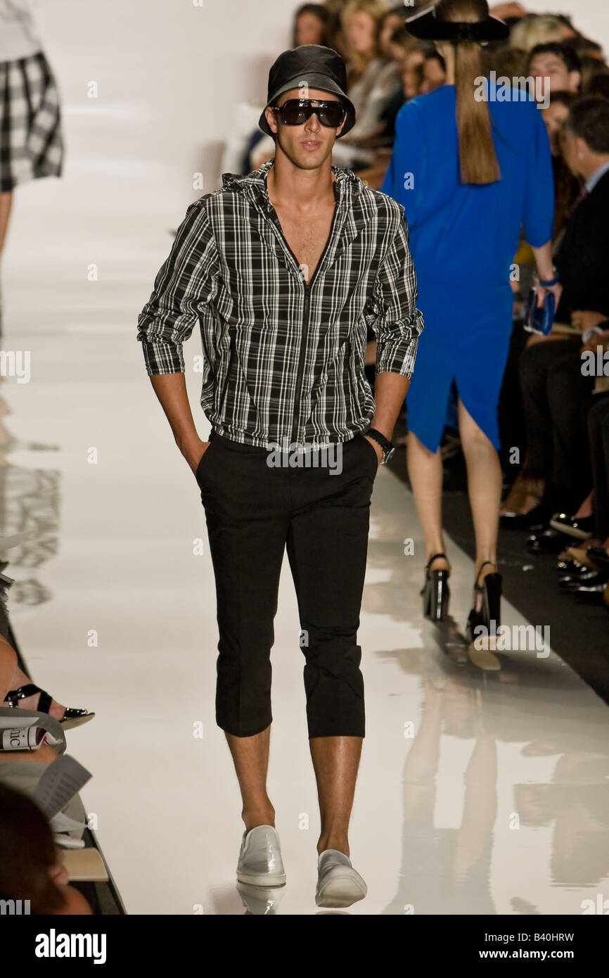 Michael Kors presenta Primavera & estate 2009 Donne e uomini pronti a indossare la raccolta. Foto Stock