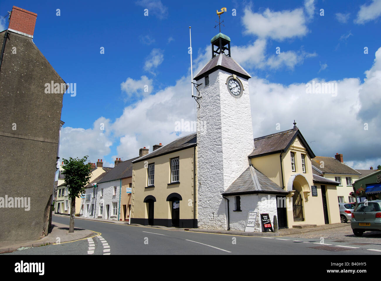 Torre dell'orologio del municipio, King Street, Laugharne, Carmarthensshire, Galles, Regno Unito Foto Stock