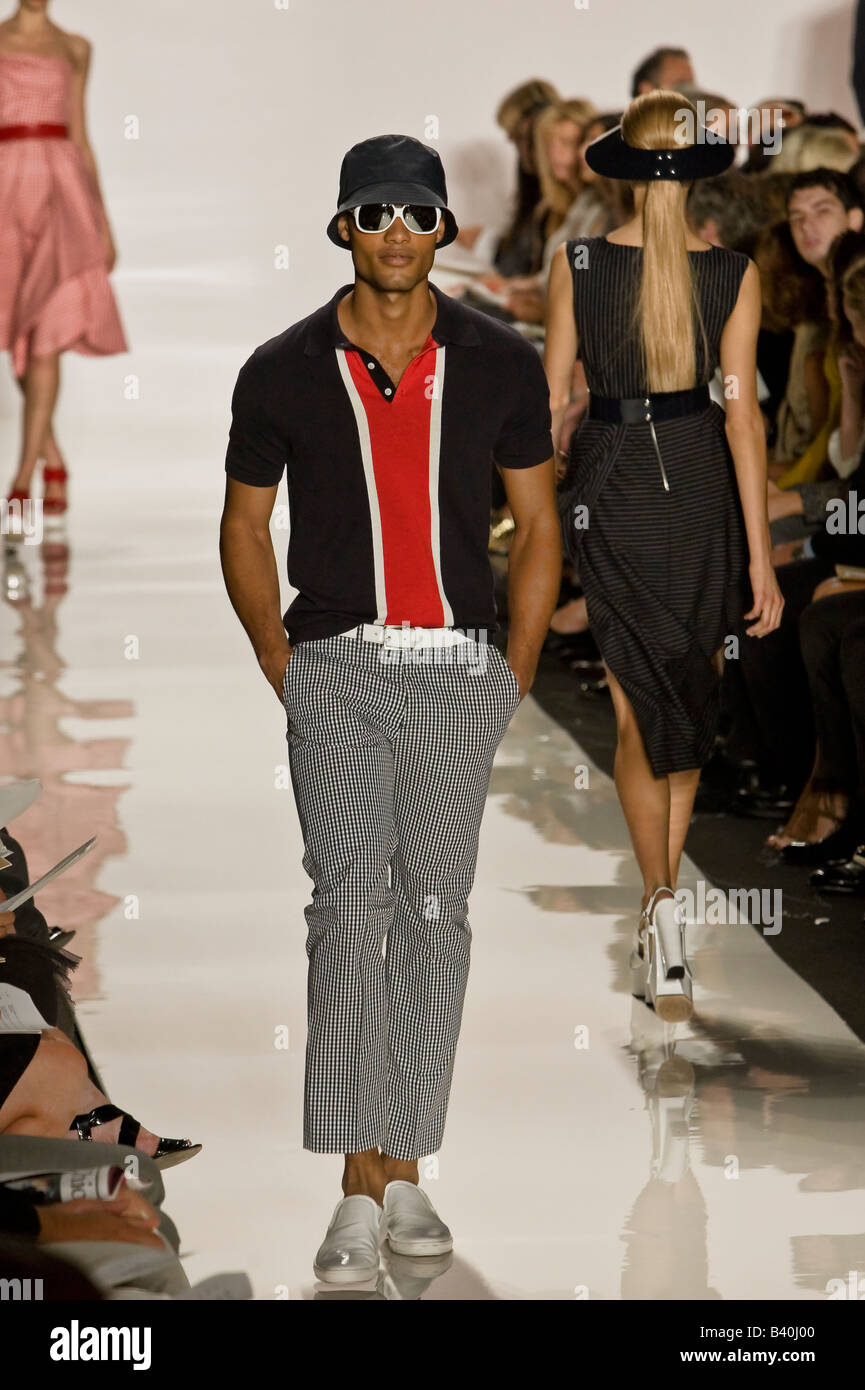 Michael Kors presenta Primavera & estate 2009 Donne e uomini pronti a indossare la raccolta. Foto Stock
