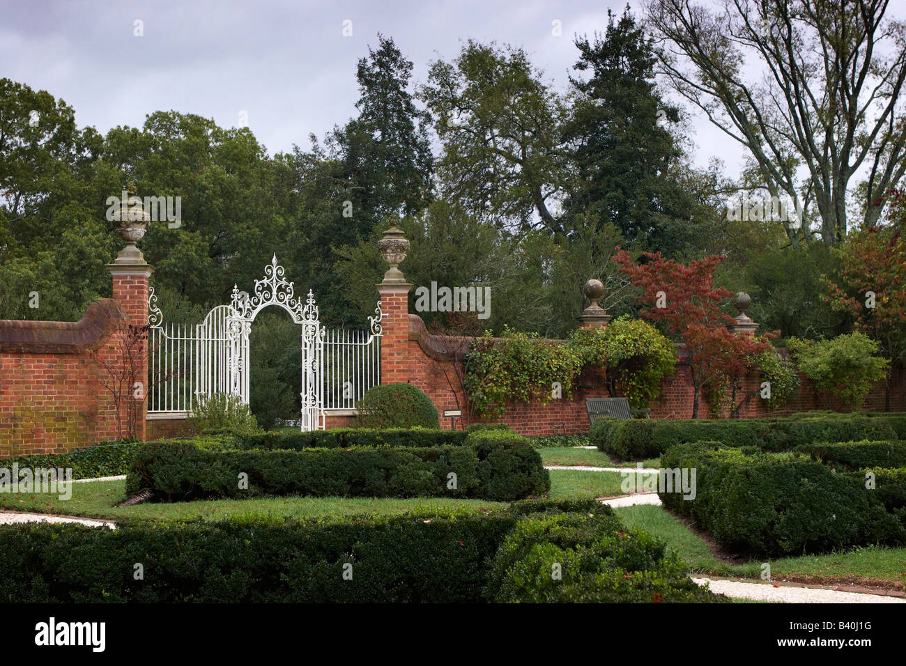 Una cancellata in ferro battuto e ornamenti nel formale giardino inglese del governatore s Palace di Williamsburg Virginia Foto Stock