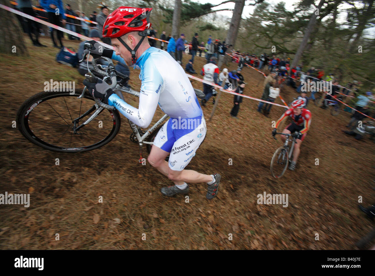 Racer corre in salita a un ciclo Cross gara in inverno Foto stock - Alamy