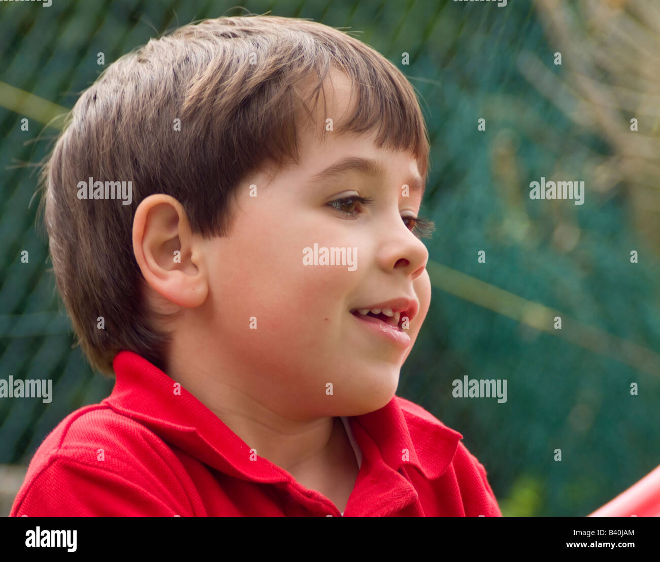 Un ragazzo ritratto con una espressione divertente sul suo volto Foto Stock