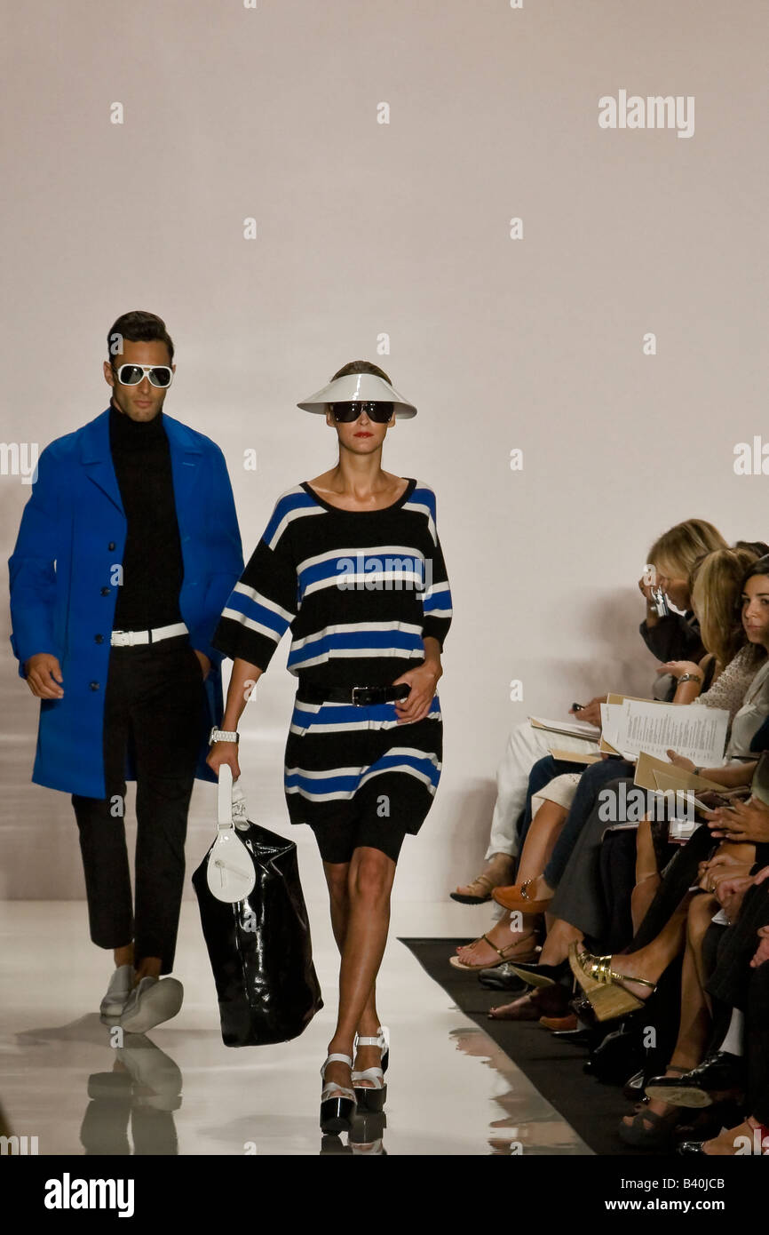 Michael Kors presenta Primavera & estate 2009 Donne e uomini pronti a indossare la raccolta. Foto Stock