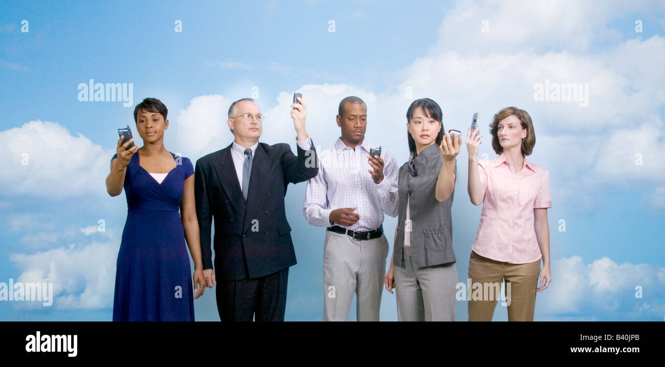 Cinque persone stanno intorno cercando di ottenere il segnale cellulare Foto Stock