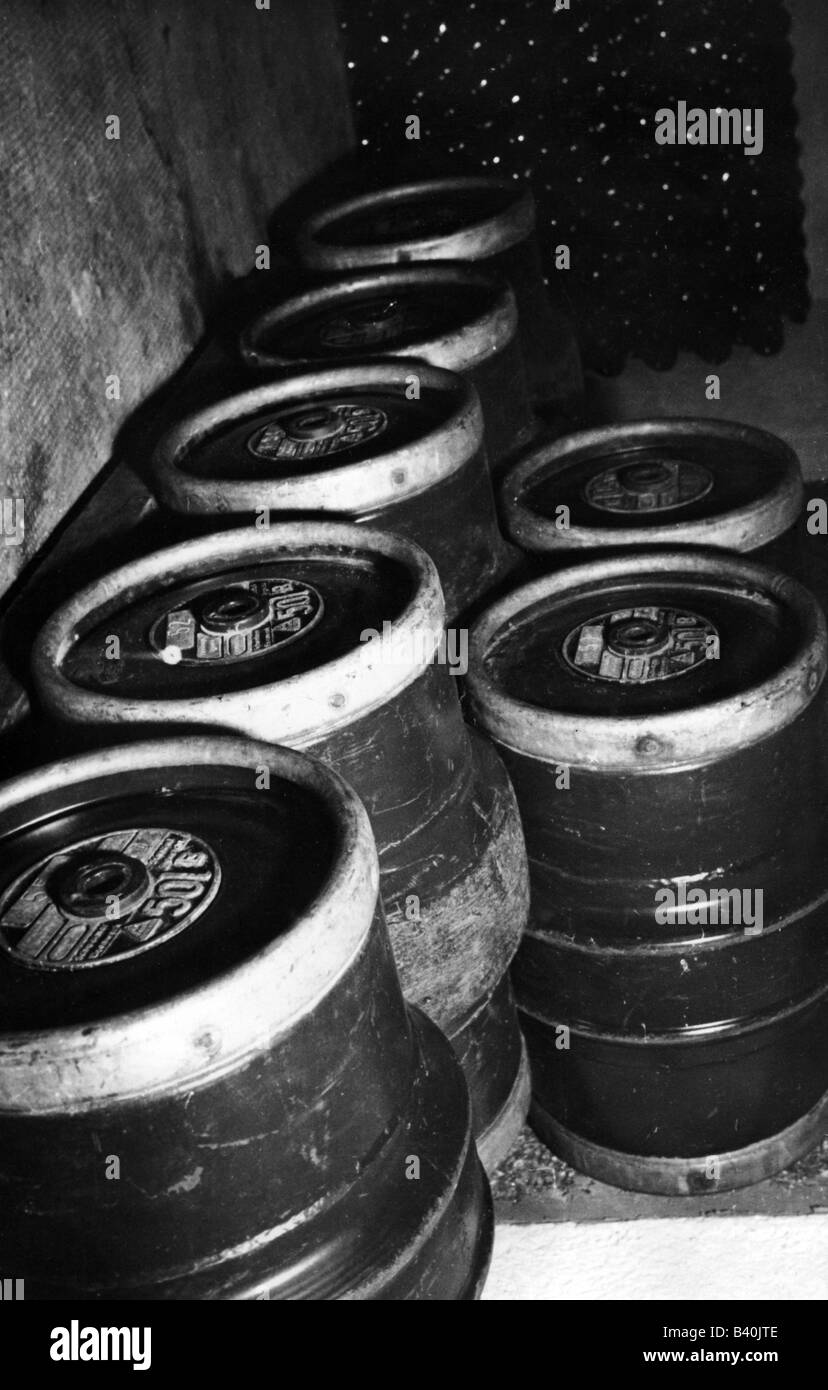 Alcool, birra, birreria sperimentale, Monaco di Baviera Grosshadowern, Metal kegs, 1950s, , Foto Stock