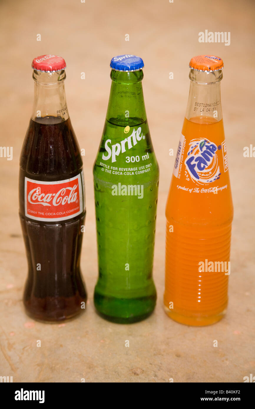 Bottiglie di bevande analcoliche Coca-cola, Sprite e Fanta, Zambia Africa Foto Stock