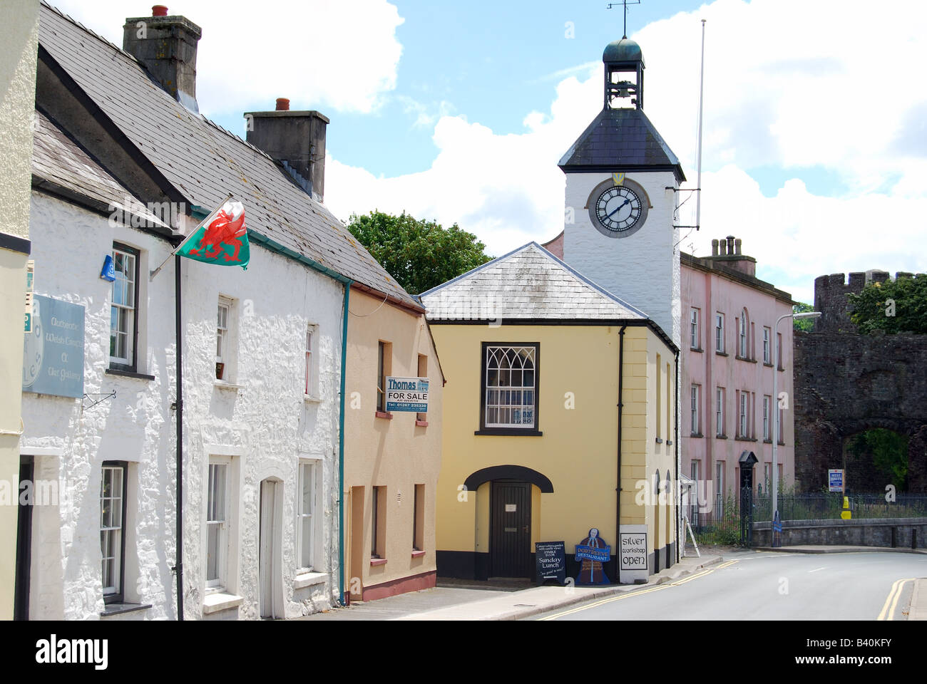 Torre dell'orologio del municipio, King Street, Laugharne, Carmarthensshire, Galles, Regno Unito Foto Stock