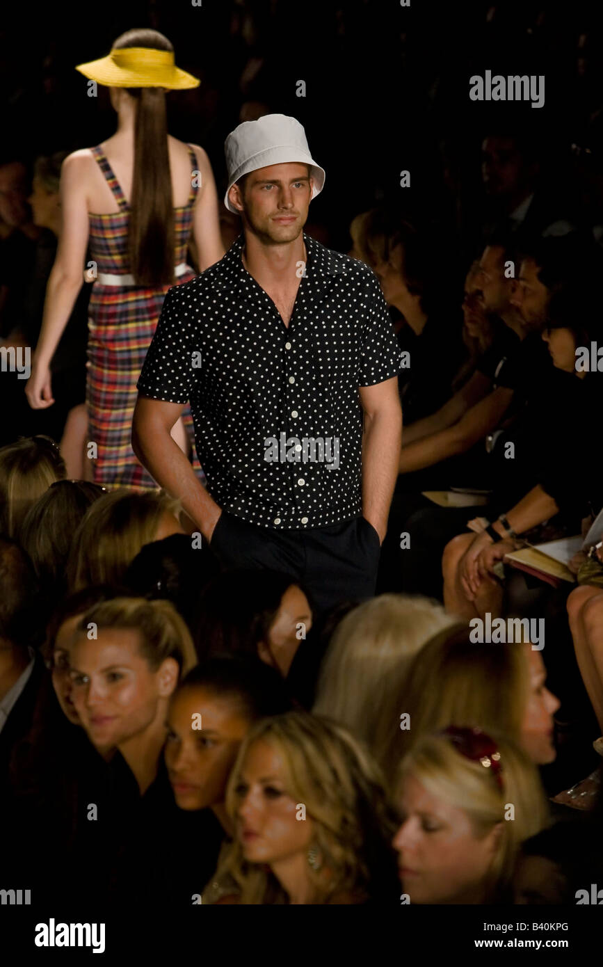 Michael Kors presenta Primavera & estate 2009 Donne e uomini pronti a indossare la raccolta. Foto Stock