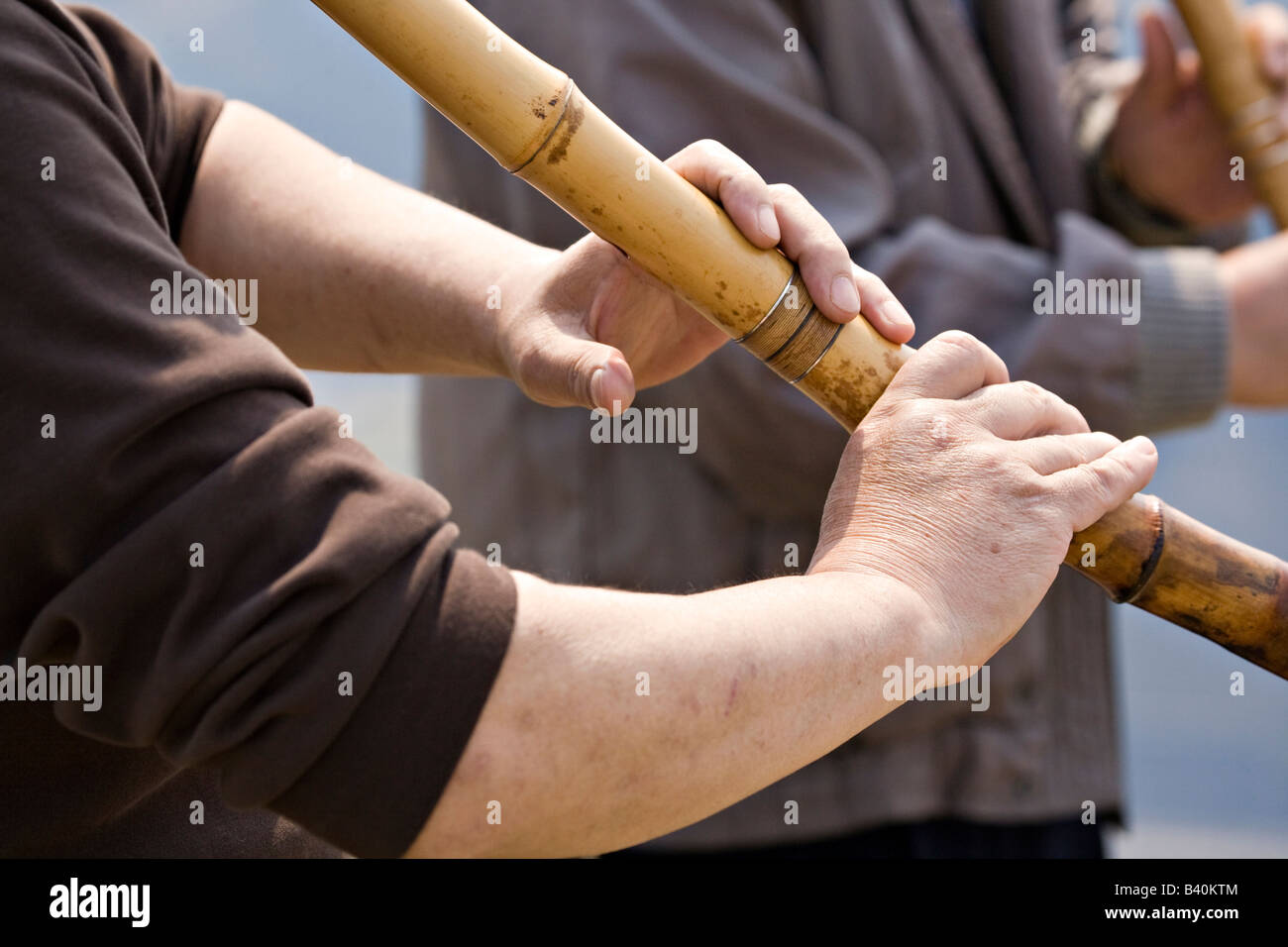 Close-up di uomo giocando Shakuhatchi, un tradizionale giapponese del flauto di bambù Foto Stock