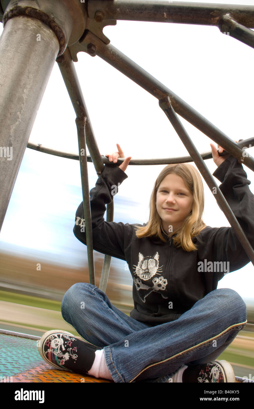 Giovane ragazza a cavallo su un merry-go-round, sfocatura del movimento Foto Stock