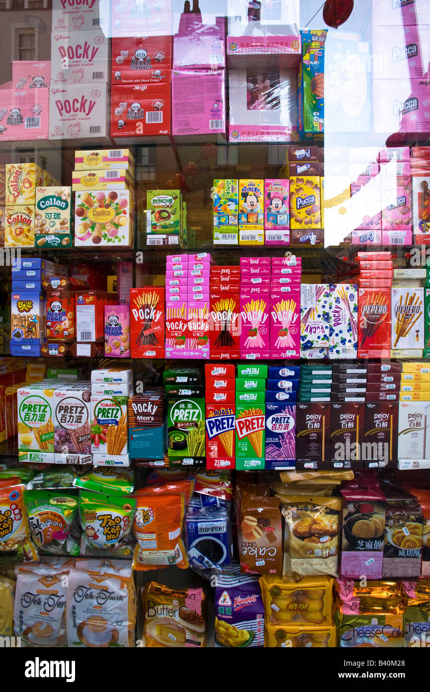 Vetrina di angolo cinese shop su Gerrard Street Chinatown West End W1 London Regno Unito Foto Stock