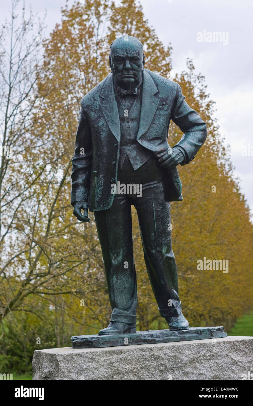 Statua di Sir Winston Churchill Woodford Green Essex England Regno Unito Foto Stock