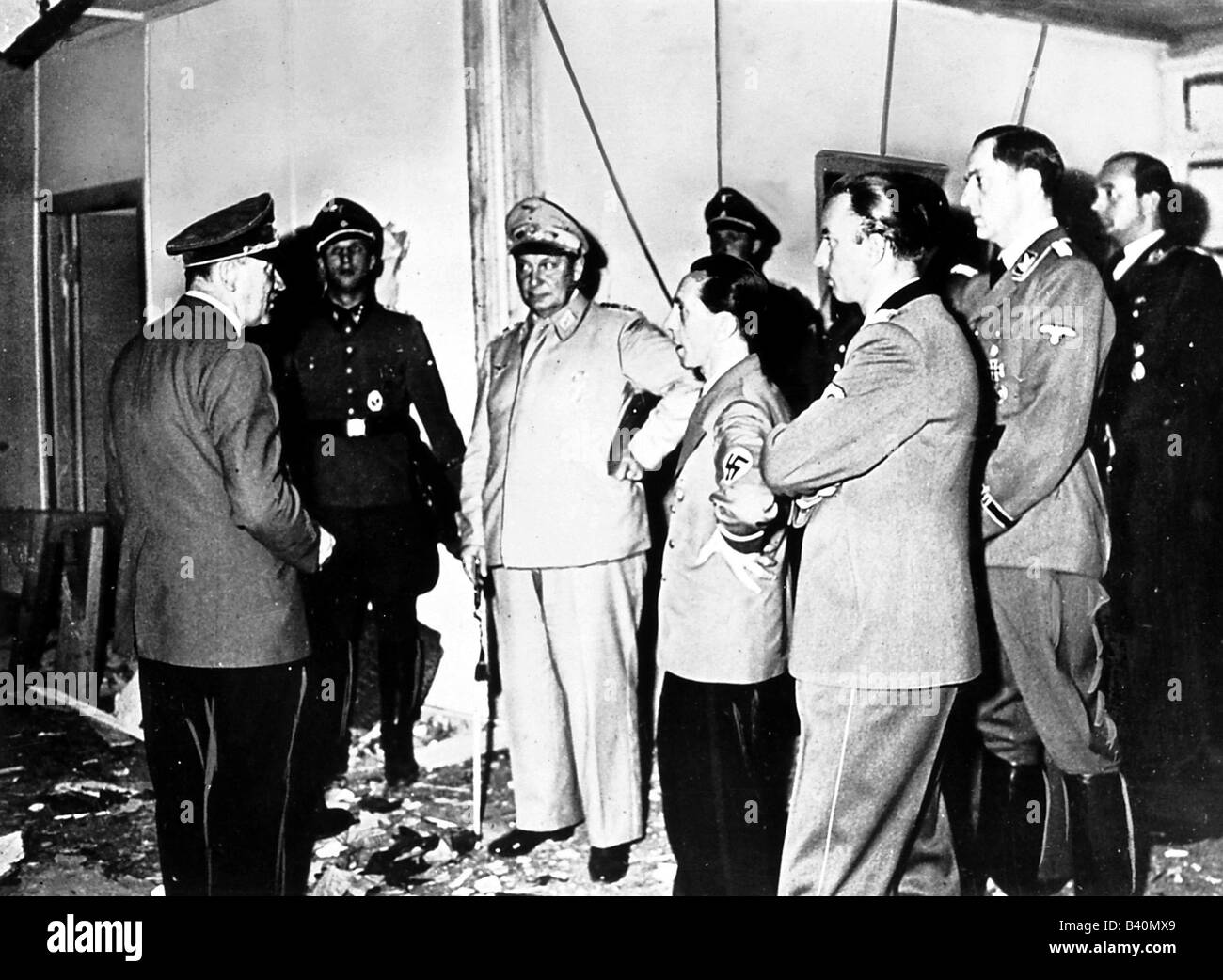 Hitler, Adolf, 20.4.1889 - 30.4.1945, Cancelliere tedesco (NSDAP) dal 30.1.1933, ispezione di Fuehrerhauktquartiert Wolfsschanze, sede militare, dopo attentato, 20.7.1944, 2nd, seconda guerra mondiale, Terzo Reich, Reich tedesco, Germania, , Foto Stock