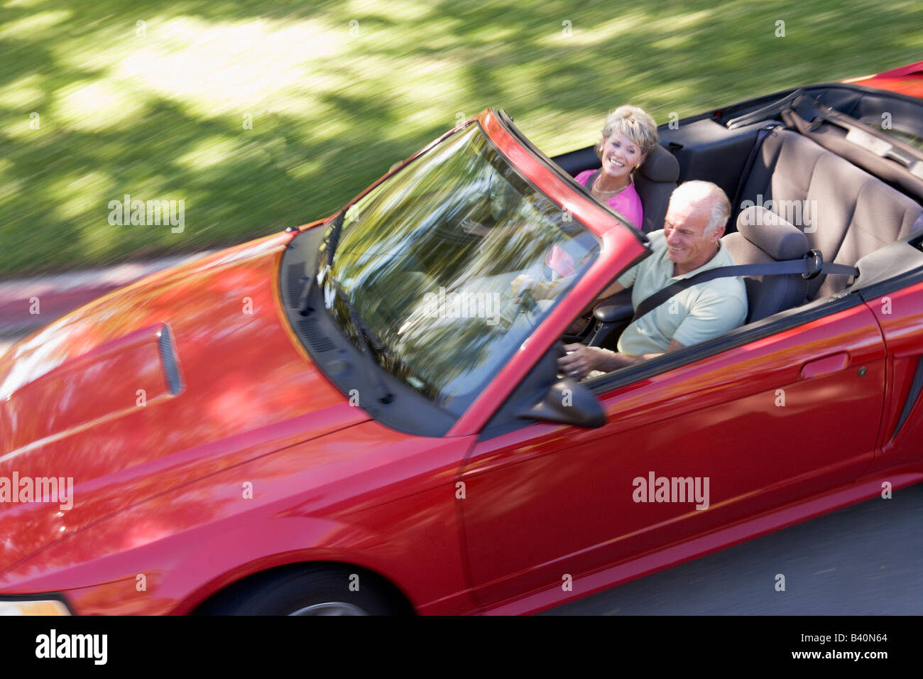 Matura in autovettura convertibile sorridente Foto Stock